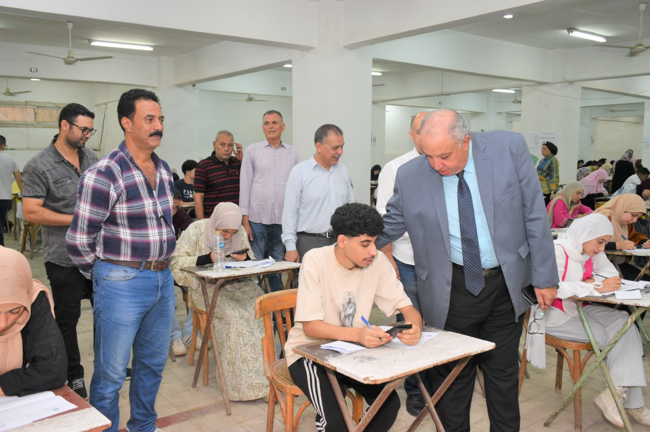 عميد تجارة طنطا يتفقد سير اختبارات الدبلومات الفنية نظام الثلاث سنوات للعام الجامعي 2026 /2027 للاطمئنان على انتظام اللجان 